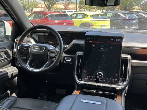 Used 2025 GMC Yukon XL Denali AWD/4WD image 23