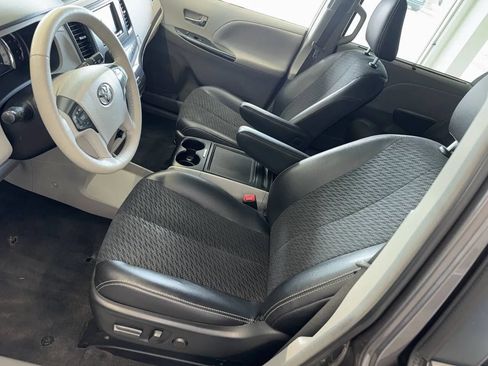 Used 2014 Toyota Sienna SE FWD image 37