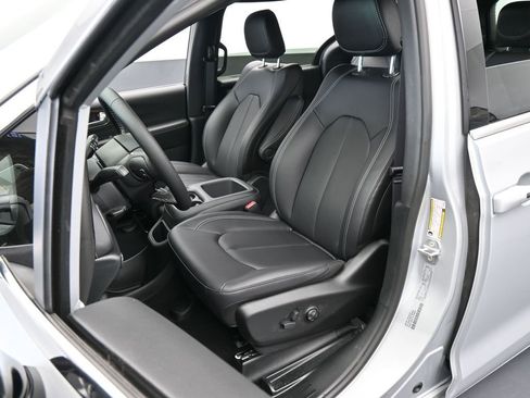 New 2026 Chrysler Pacifica Select image 10