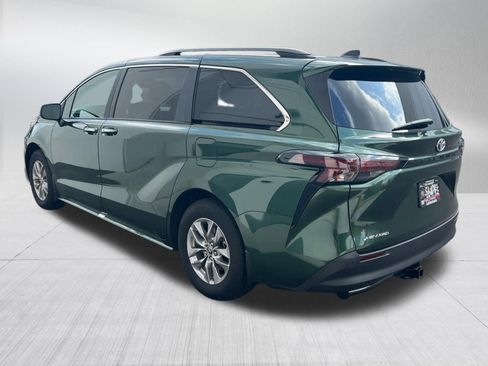 Used 2025 Toyota Sienna XLE AWD/4WD image 3
