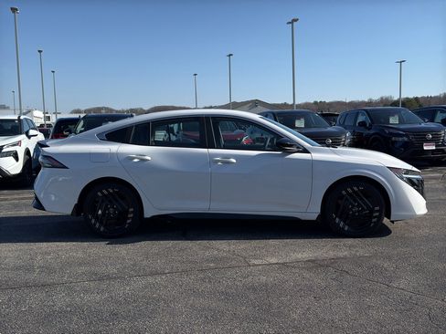 New 2026 Nissan Sentra SR w/ Floor Mat Package FWD image 4