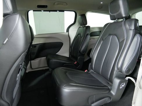 Used 2023 Chrysler Pacifica Touring-L FWD image 16