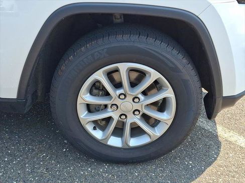 Certified 2021 Jeep Grand Cherokee Laredo AWD/4WD image 9