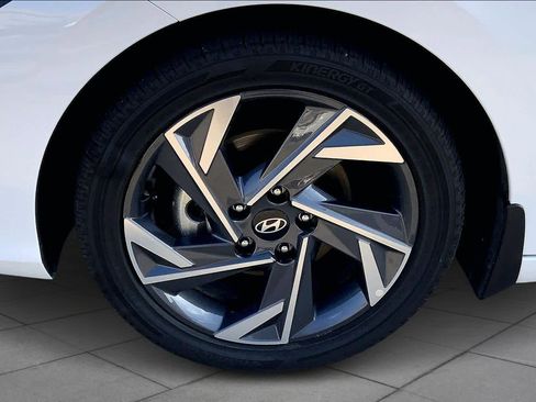 Certified 2025 Hyundai Elantra SEL image 11