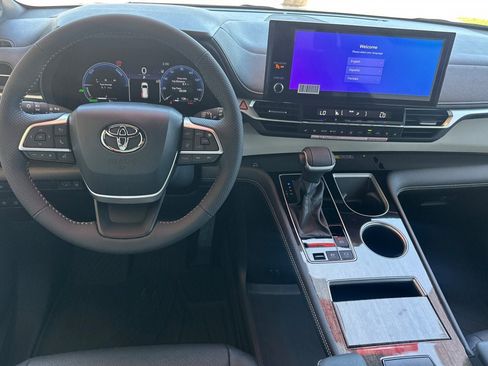 New 2026 Toyota Sienna Limited FWD image 17