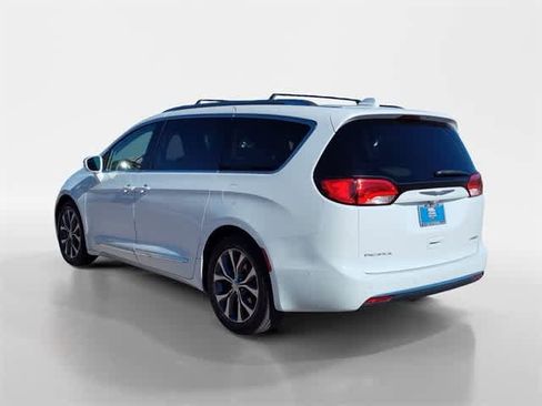 Used 2017 Chrysler Pacifica Limited image 3
