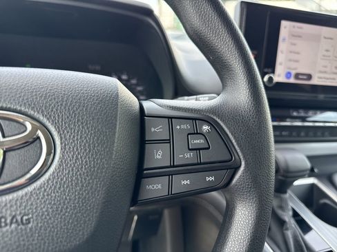 Used 2025 Toyota Sienna LE FWD image 15