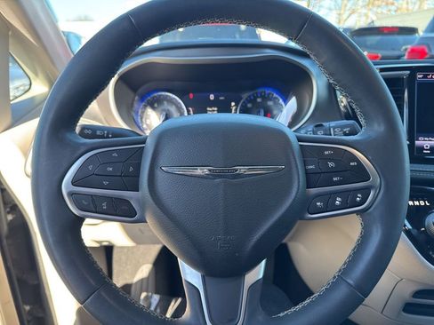 Used 2022 Chrysler Pacifica Touring-L image 42