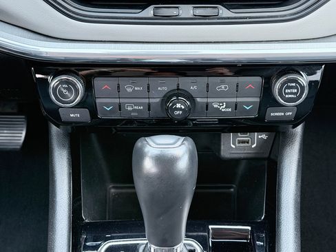 Used 2022 Jeep Compass Limited image 17