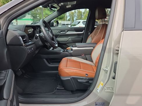 Used 2025 GMC Terrain Elevation w/ Technology Package II image 4