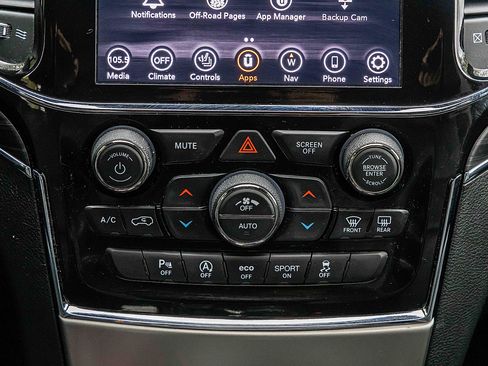 Used 2022 Jeep Grand Cherokee Limited image 13