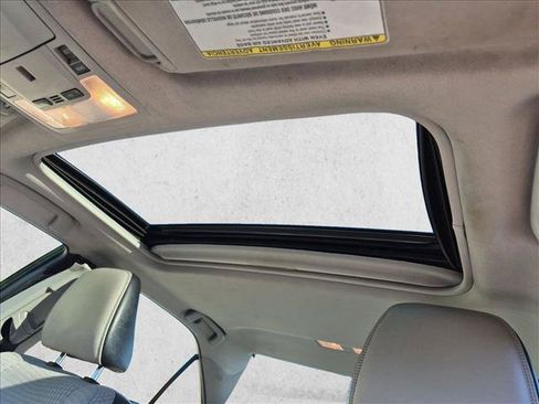 Used 2015 Toyota Camry SE w/ Moonroof Package FWD image 18