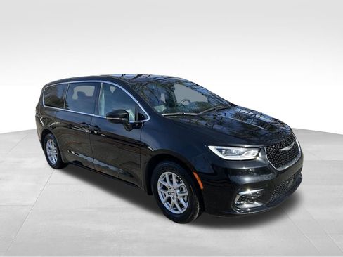 Used 2025 Chrysler Pacifica Select FWD image 8
