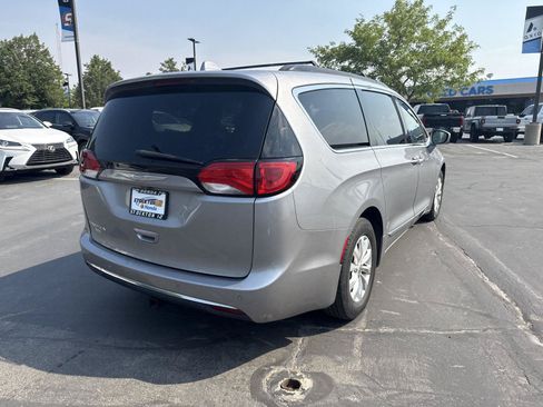 Used 2017 Chrysler Pacifica Touring-L FWD image 7