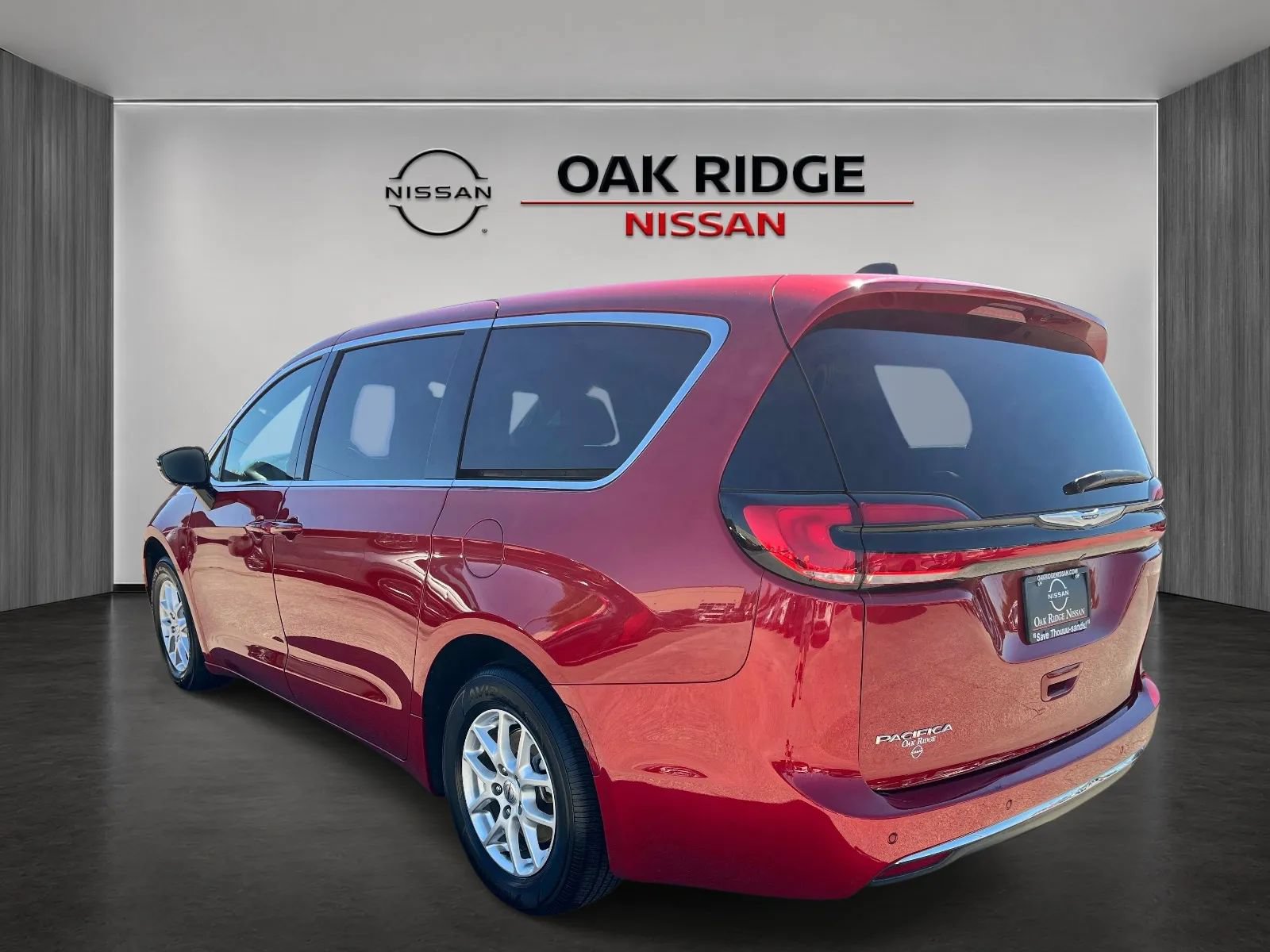 Used 2025 Chrysler Pacifica Select FWD image 5