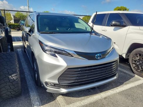 Used 2025 Toyota Sienna XLE w/ XLE Plus Package FWD image 3