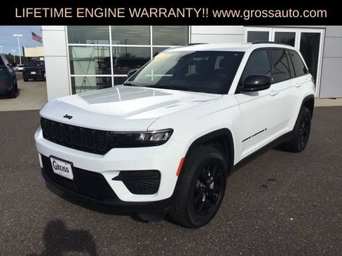 Used 2025 Jeep Grand Cherokee Altitude AWD/4WD image 4