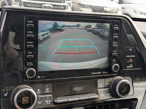 Used 2021 Toyota Highlander XLE AWD/4WD image 16