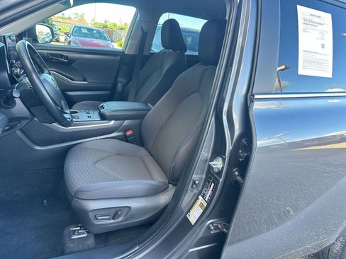 Used 2025 Toyota Highlander LE image 28