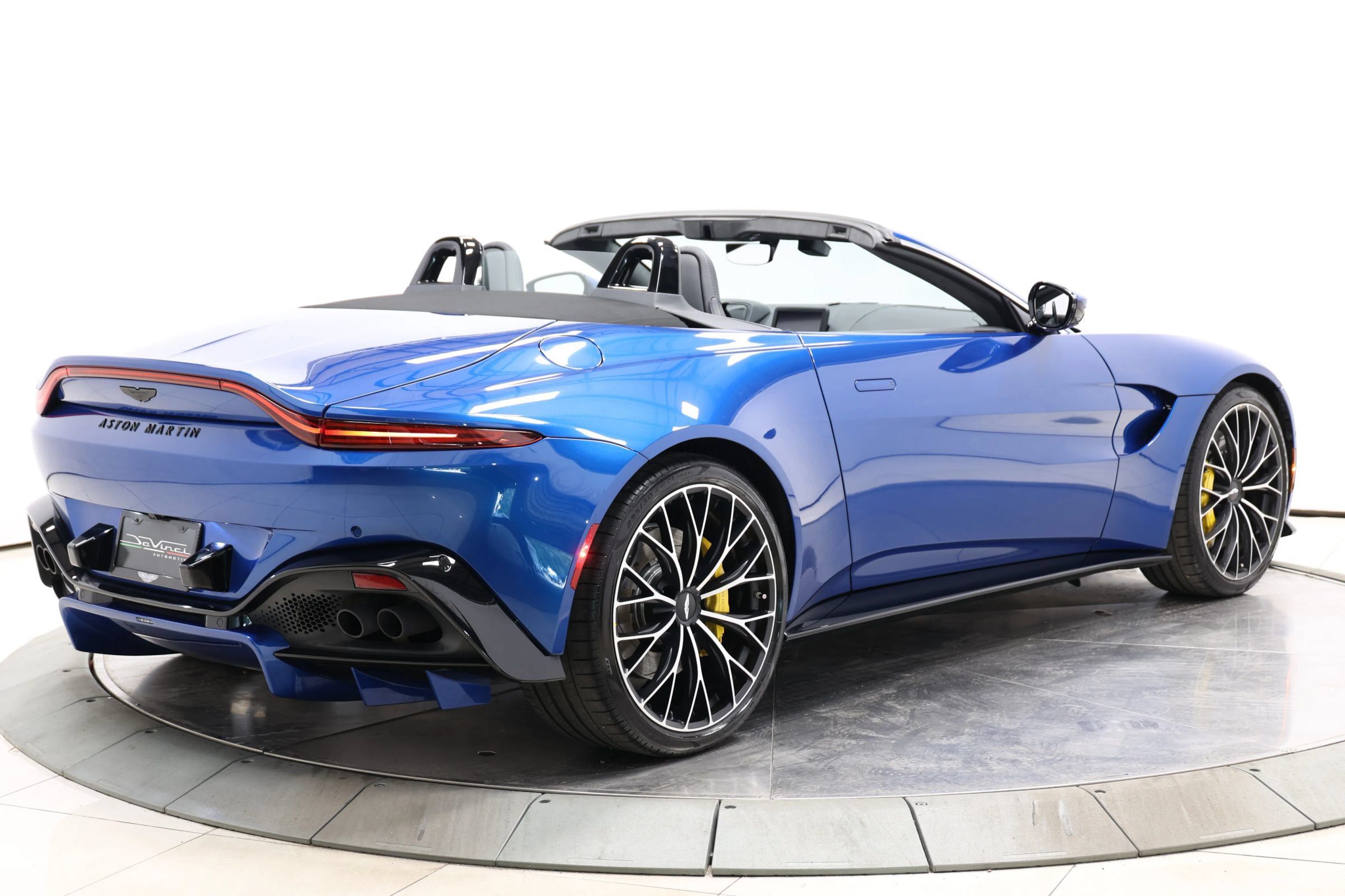 Used 2023 Aston Martin V8 Vantage Roadster RWD image 55