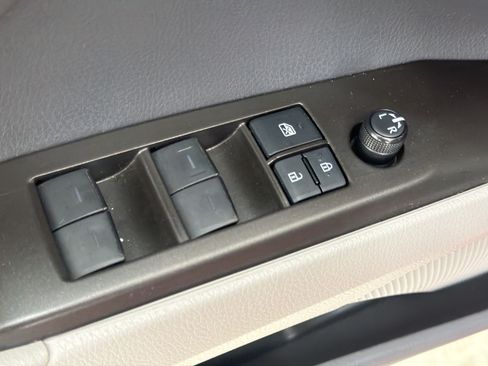 Used 2022 Toyota Camry SE FWD image 14