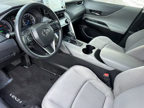 Used 2022 Toyota Venza LE image 9