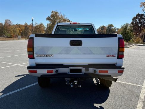 Used 2005 GMC Sierra 2500 W/T w/ Heavy-Duty Power Package image 4