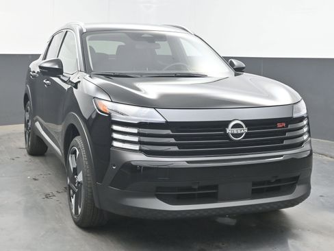 Used 2025 Nissan Kicks SR image 3