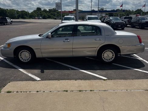 Used 1999 Lincoln Town Car Executive RWD image 8