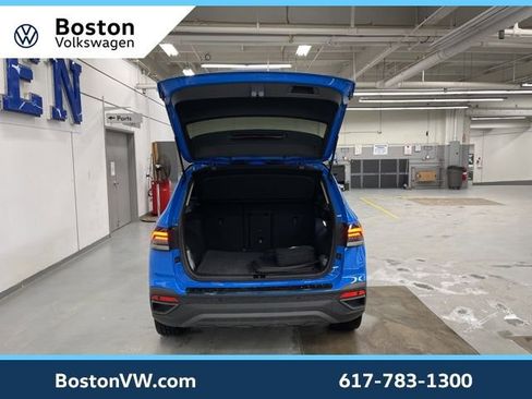 Used 2025 Volkswagen Taos SE image 9