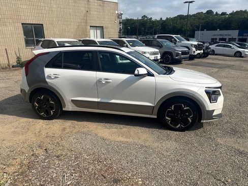 Used 2023 Kia Niro Wave w/ Wave Preserve Package FWD image 8