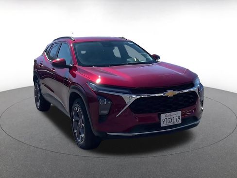 Used 2025 Chevrolet Trax LT w/ LT Convenience Package FWD image 3