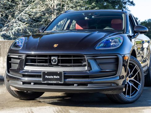 Certified 2025 Porsche Macan image 7