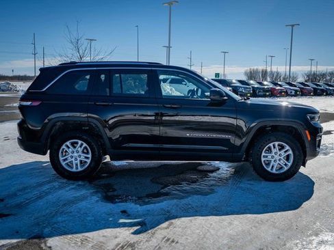 Used 2023 Jeep Grand Cherokee Laredo image 5