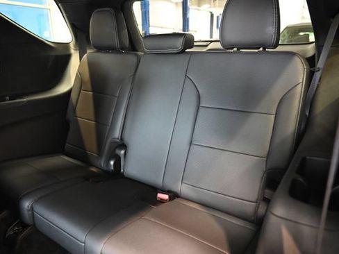 Used 2025 Chevrolet Traverse LT w/ Driver Confidence Package FWD image 12