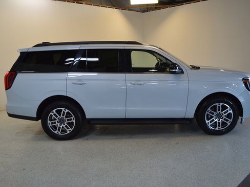 Used 2025 Ford Expedition Active AWD/4WD image 2