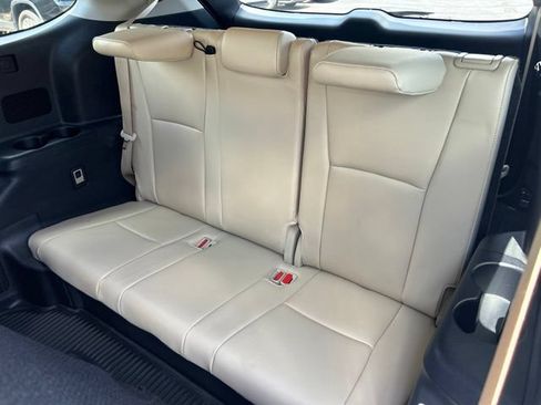 Used 2024 Toyota Highlander Platinum FWD image 19