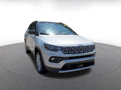 Used 2025 Jeep Compass Limited AWD/4WD image 3