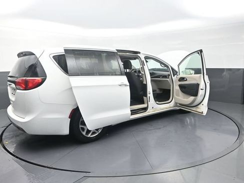 Used 2018 Chrysler Pacifica Touring Plus w/ Tire & Wheel Group FWD image 43