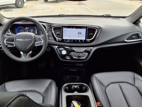 Used 2025 Chrysler Pacifica Select FWD image 11