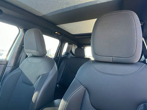 Certified 2022 Jeep Renegade Altitude w/ Sun/Sound Group image 11