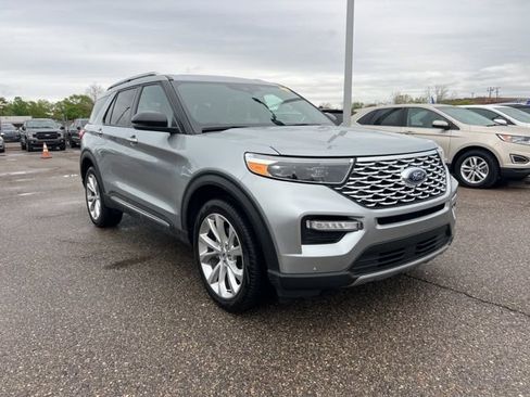 Certified 2023 Ford Explorer Platinum w/ Technology Package AWD/4WD image 3