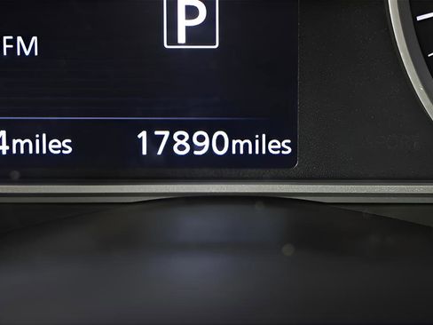 Used 2023 Nissan Versa SR w/ Trunk Package image 18