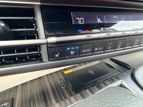 Used 2024 Toyota Sienna Platinum FWD image 20