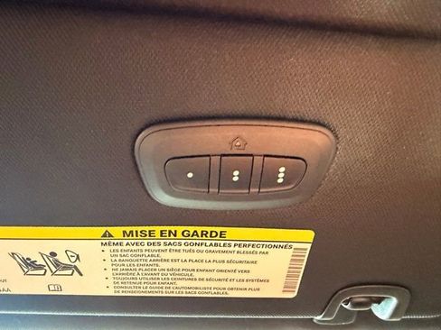 Used 2025 Chrysler Pacifica Limited FWD image 27