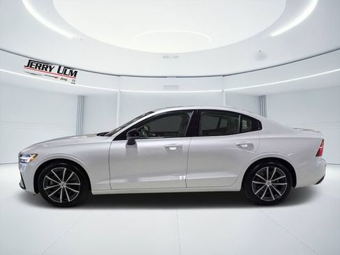 Used 2022 Volvo S60 B5 Momentum w/ Premium Package FWD image 6