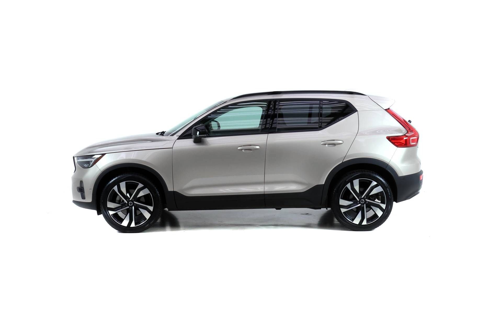 Certified 2024 Volvo XC40 B5 Ultimate w/ Protection Package Premier AWD/4WD image 3