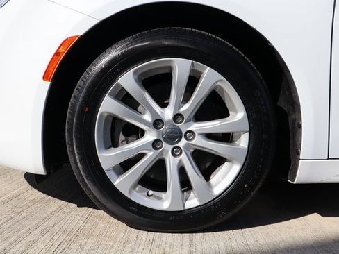 Used 2017 Chrysler 200 Limited Platinum w/ Comfort & Convenience Group image 26