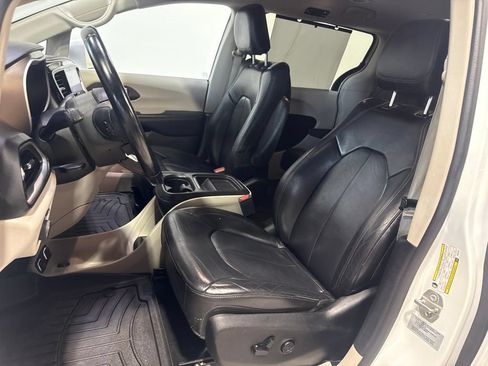 Used 2017 Chrysler Pacifica Touring-L FWD image 25