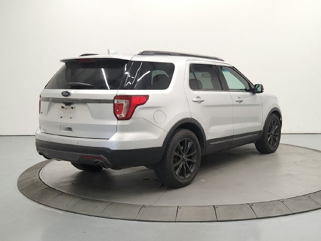 Used 2017 Ford Explorer XLT w/ Equipment Group 202A FWD image 8